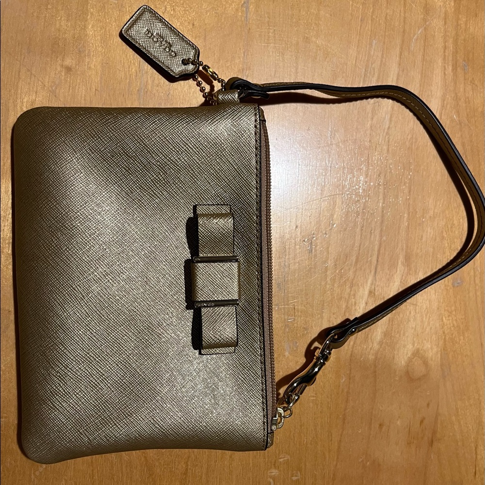 Coach Darcy Gold Wristlet with Box - Picture 2 of 8